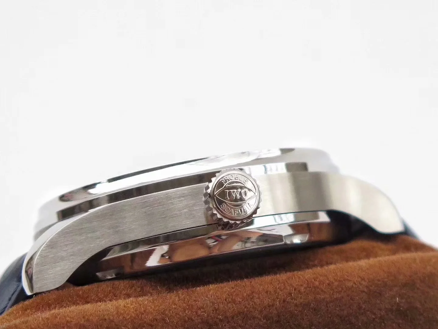 Watch gallery thumbnail 4